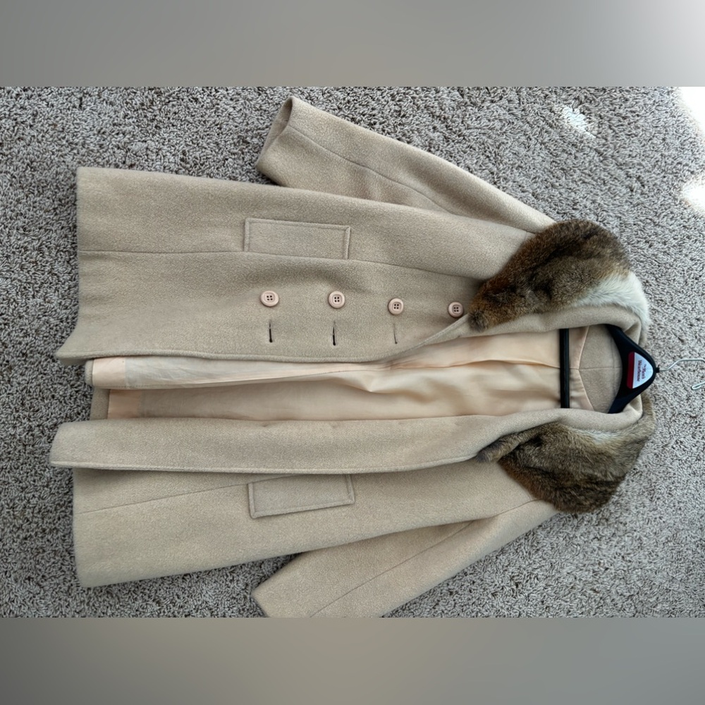 Gently used like new woman’s coat - Picture 1 of 6
